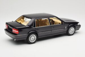 Volvo S90 Royal Violet DNA 1:18 DNA000089 Metall – Bild 2 von 6