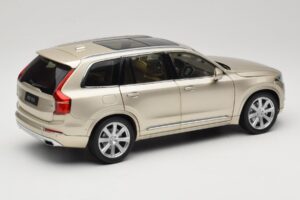 Volvo XC90 Luminous Sand Yellow Paudi Model 1:18 9430841 Metall – Bild 3 von 8