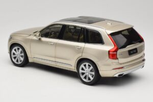 Volvo XC90 Luminous Sand Yellow Paudi Model 1:18 9430841 Metall – Bild 7 von 8
