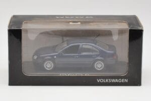 Volkswagen Bora Ocean Blau Minichamps 1:43 8198223B Metall – Bild 4 von 4