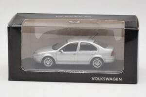 Volkswagen Bora Reflex Silber Minichamps 1:43 81982223S Metall – Bild 4 von 4