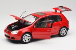 Volkswagen Golf Mk5 4-Door Tornado Rot Bburago 1:18 GOLF001 Metall – Bild 2 von 8