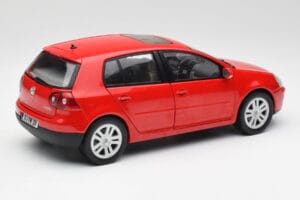 Volkswagen Golf Mk5 4-Door Tornado Rot Bburago 1:18 GOLF001 Metall – Bild 3 von 8
