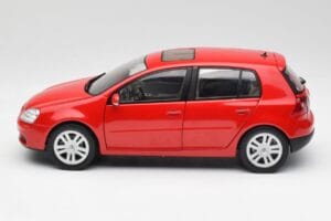 Volkswagen Golf Mk5 4-Door Tornado Rot Bburago 1:18 GOLF001 Metall – Bild 4 von 8