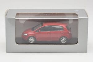 Volkswagen Golf Plus Tornado Rot Minichamps 1:43 821911110 Metall – Bild 4 von 4