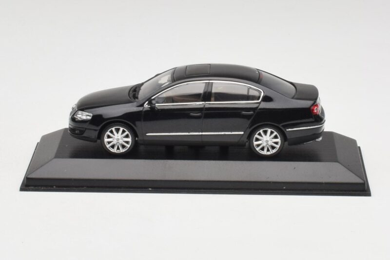 Volkswagen Passat B6 Sedan Shadow Blau Metallic Minichamps 1:43 PASSAT001 Metall