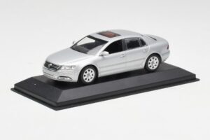 Volkswagen Phaeton Silber Minichamps 1:43 3D0099300A Metall – Bild 2 von 4