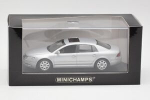 Volkswagen Phaeton Silber Minichamps 1:43 3D0099300A Metall – Bild 4 von 4