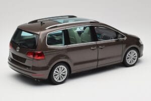 Volkswagen Sharan 7N Eichenbraun Metallic Minichamps 1:18 110051001 Metall – Bild 3 von 8