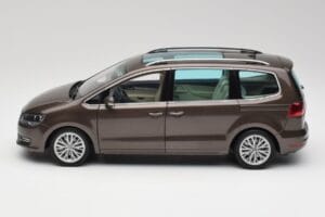 Volkswagen Sharan 7N Eichenbraun Metallic Minichamps 1:18 110051001 Metall – Bild 4 von 8