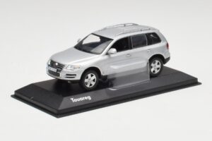 Volkswagen Touareg Reflex Silber Minichamps 1:43 68625 Metall – Bild 2 von 4