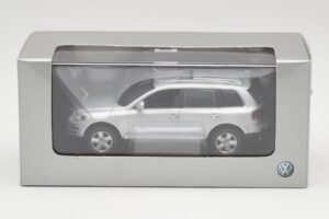 Volkswagen Touareg Reflex Silber Minichamps 1:43 68625 Metall – Bild 4 von 4