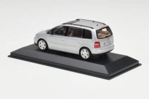 Volkswagen Touran Reflex Silber Minichamps 1:43 TOURAN001 Metall – Bild 3 von 4