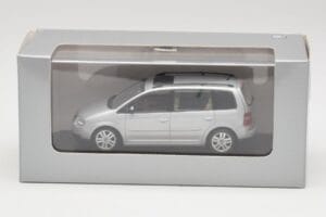 Volkswagen Touran Reflex Silber Minichamps 1:43 TOURAN001 Metall – Bild 4 von 4