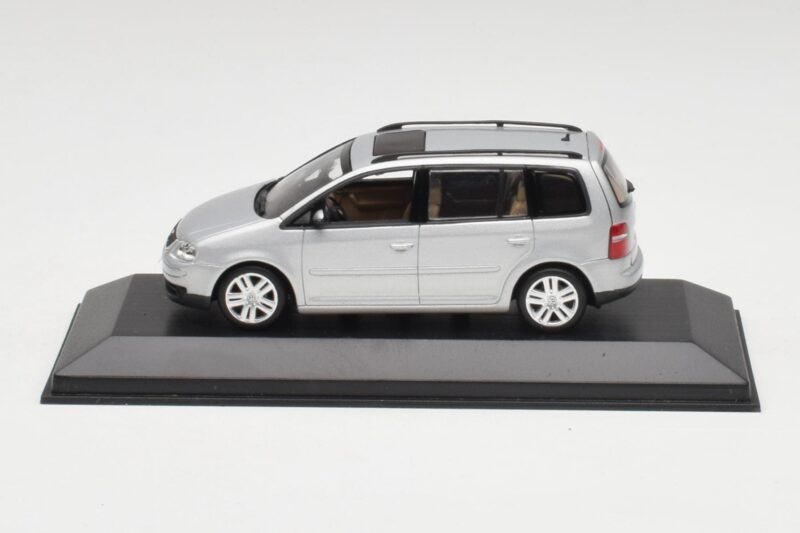 Volkswagen Touran Reflex Silber Minichamps 1:43 TOURAN001 Metall
