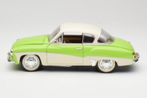 Wartburg 313 Pastellgrün über Beige Revell 1:18 9018 Metall – Bild 4 von 8