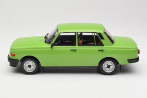 Wartburg 353 Grün MCG 1:18 MCG18062 Metall – Bild 3 von 6
