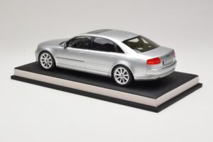 Audi A8 D3 W12 Ice Silver Metallic MotorHelix 1:18 MH030ISM Resin – Bild 5 von 7