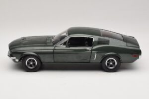 Ford Mustang GT Bullitt mit Steve McQueen Figur Greenlight 1:18 12885 Metall – Bild 4 von 8