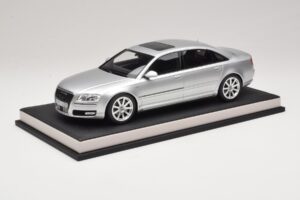 Audi A8 D3 W12 Ice Silver Metallic MotorHelix 1:18 MH030ISM Resin – Bild 2 von 7