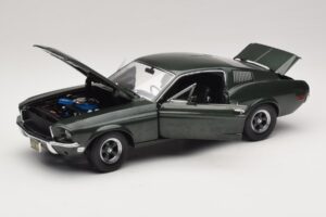 Ford Mustang GT Bullitt mit Steve McQueen Figur Greenlight 1:18 12885 Metall – Bild 2 von 8
