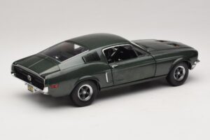 Ford Mustang GT Bullitt mit Steve McQueen Figur Greenlight 1:18 12885 Metall – Bild 3 von 8