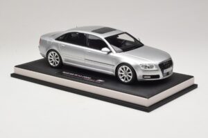 Audi A8 D3 W12 Ice Silver Metallic MotorHelix 1:18 MH030ISM Resin – Bild 4 von 7
