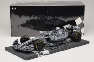 Alfa Romeo Orlen C42 R. Kubica Testing Barcelona 2022 Minichamps 1:18 117229988 Resin – Bild 7 von 7
