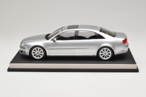 Audi A8 D3 W12 Ice Silver Metallic MotorHelix 1:18 MH030ISM Resin