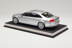 Audi A8 D3 W12 Ice Silver Metallic MotorHelix 1:18 MH030ISM Resin – Bild 5 von 7