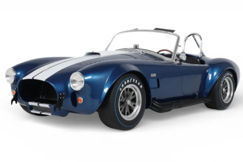 Shelby Cobra 427 S/C Blau & Weiss Streifen GT Spirit 1:8 Shelby Cobra 427 S/C Blau & Weiss Streifen GT Spirit 1:8 GTS800802 Resin