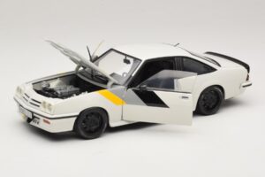Opel Manta B GT/E Weiss Custom Schwarze Felgen Revell 1:18 08422 Metall – Bild 2 von 8