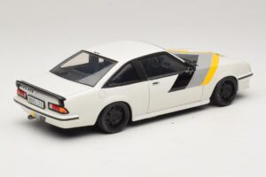 Opel Manta B GT/E Weiss Custom Schwarze Felgen Revell 1:18 08422 Metall – Bild 3 von 8