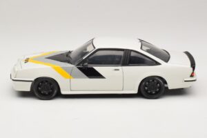 Opel Manta B GT/E Weiss Custom Schwarze Felgen Revell 1:18 08422 Metall – Bild 4 von 8