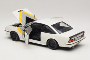 Opel Manta B GT/E Weiss Custom Schwarze Felgen Revell 1:18 08422 Metall – Bild 5 von 8