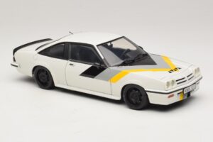Opel Manta B GT/E Weiss Custom Schwarze Felgen Revell 1:18 08422 Metall – Bild 6 von 8