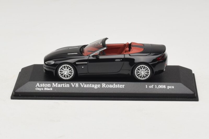 Aston Martin V8 Vantage Roadster Schwarz Metallic Minichamps 1:43 Aston Martin V8 Vantage Roadster Schwarz Metallic Minichamps 1:43 400137431 Metall