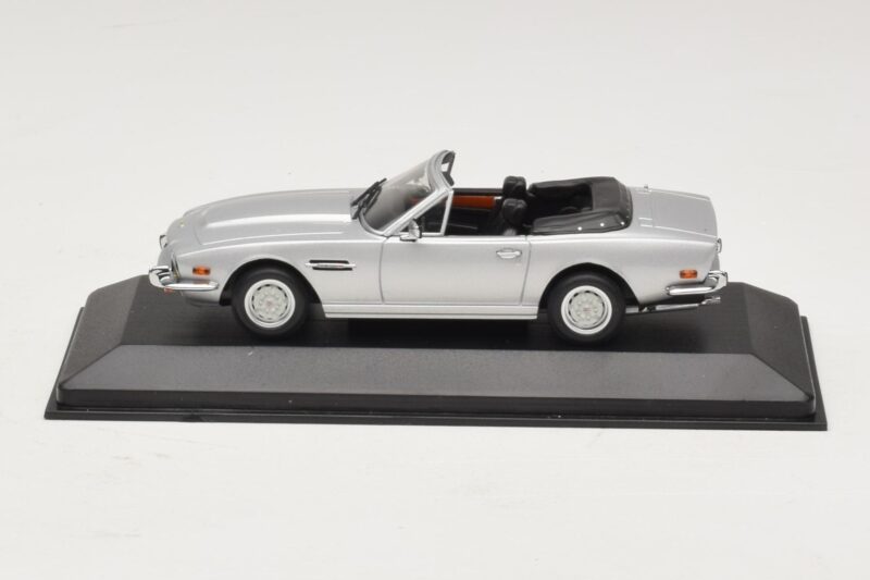 Aston Martin V8 Volante Silber Minichamps 1:43 Aston Martin V8 Volante Silber Minichamps 1:43 400137601 Metall