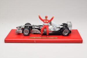 Ferrari F2004 #1 M. Schumacher Six Time World Champion 2004 Chrom Silber Hot Wheels 1:18 C7332 Metall – Bild 3 von 6