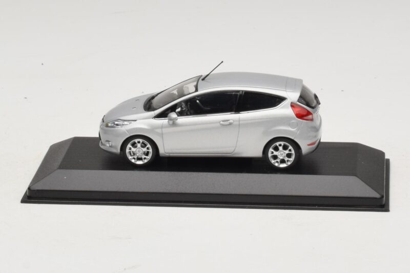 Ford Fiesta Mk7 Moondust Silver Metallic Minichamps 1:43 403088003 Metall