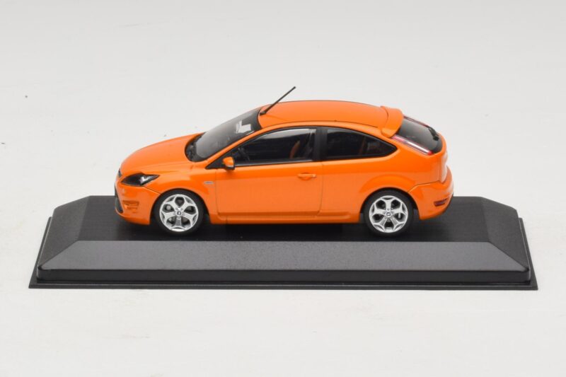 Ford Focus ST Mk2 Electric Orange Minichamps 1:43 Ford Focus ST Mk2 Electric Orange Minichamps 1:43 400087302 Metall