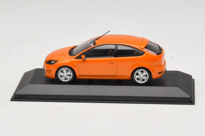 Ford Focus ST Mk2 Electric Orange Ersatzverpackung Minichamps 1:43 Ford Focus ST Mk2 Electric Orange Ersatzverpackung Minichamps 1:43 400087302-R1 Metall