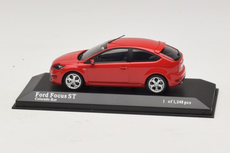 Ford Focus ST Mk2 Rot Minichamps 1:43 Ford Focus ST Mk2 Rot Minichamps 1:43 400087301 Metall