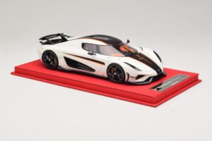Koenigsegg Regera Weiß mit Schwarzem Carbon FrontiArt 1:18 REMC043 Resin – Bild 4 von 7