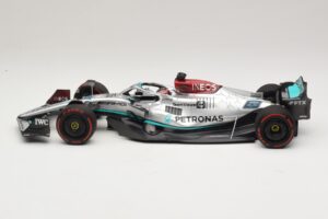 Mercedes AMG Petronas W13 E Performance #63 G. Russell Spanish GP 2022 Minichamps 1:18 110220063 Metall – Bild 3 von 7