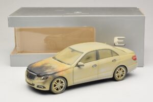 Mercedes E-Class W212 Verbranntes Dubai Kunstauto Minichamps 1:18 MB008 Metall – Bild 6 von 6