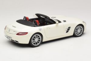 Mercedes SLS AMG Roadster Mystic White II Minichamps 1:18 B66960079 Metall – Bild 4 von 9