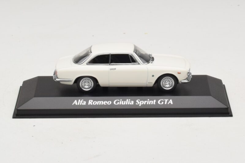 Alfa Romeo Giulia Sprint GTA Weiss Maxichamps 1:43 940120441 Metall