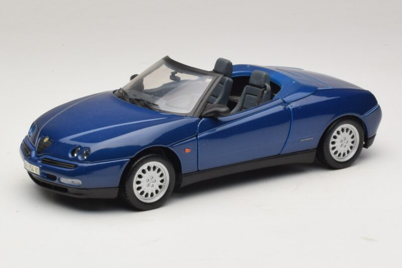 Alfa Romeo Spider 916 Blau Maisto 1:18 31831 Metall