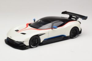 Aston Martin Vulcan Stratus White Mit Blauen und Roten Streifen AUTOart 1:18 Aston Martin Vulcan Stratus White Mit Blauen und Roten Streifen AUTOart 1:18 70261 Komposit